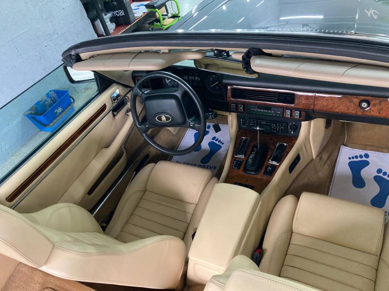 Lavage complet + rénovation de cuir sur une Jaguar XJS à Bandol