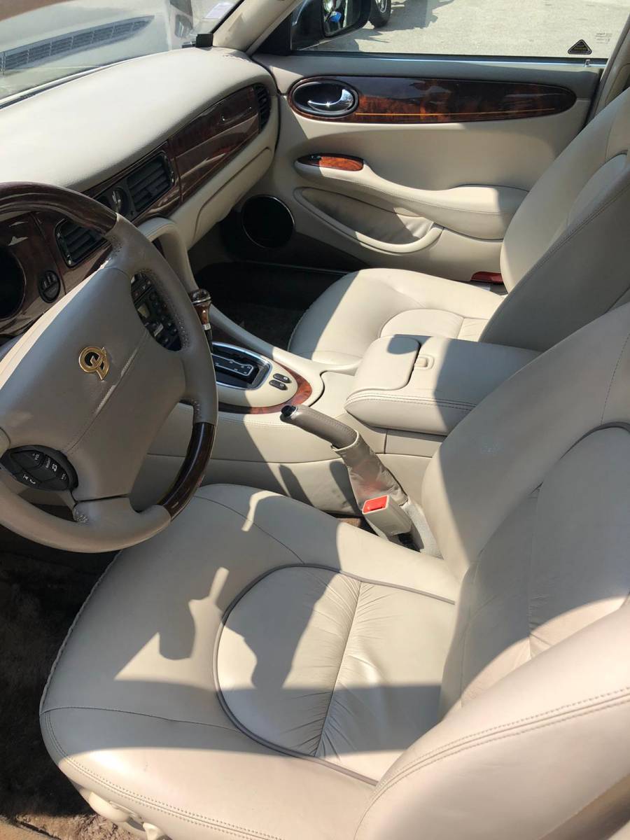 Nettoyage complet pour la préparation à la vente d'une Jaguar V8 Daimler